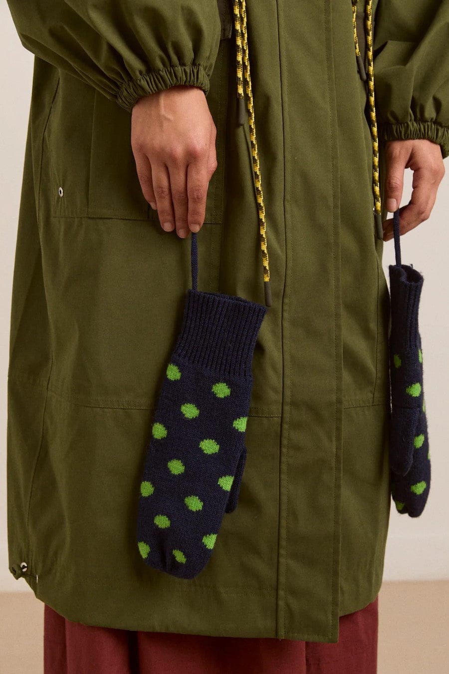 Cable String Mittens Lime Spot